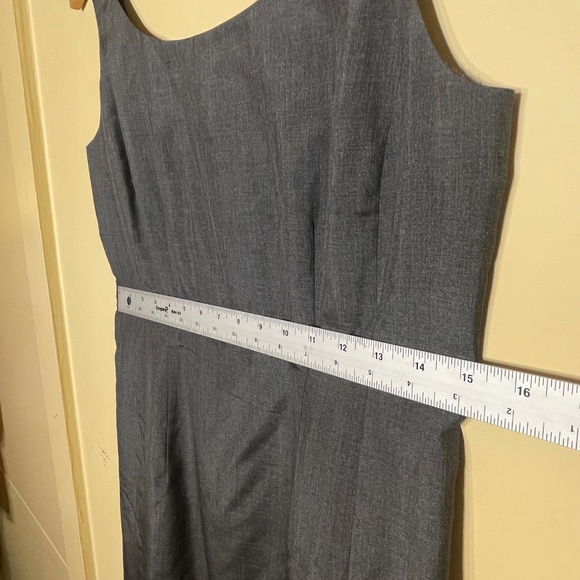 Elegant Black Sleeveless Dress - Picture 6 of 8